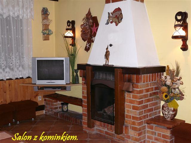 Powi�ksz: (07) Salon z kominkiem